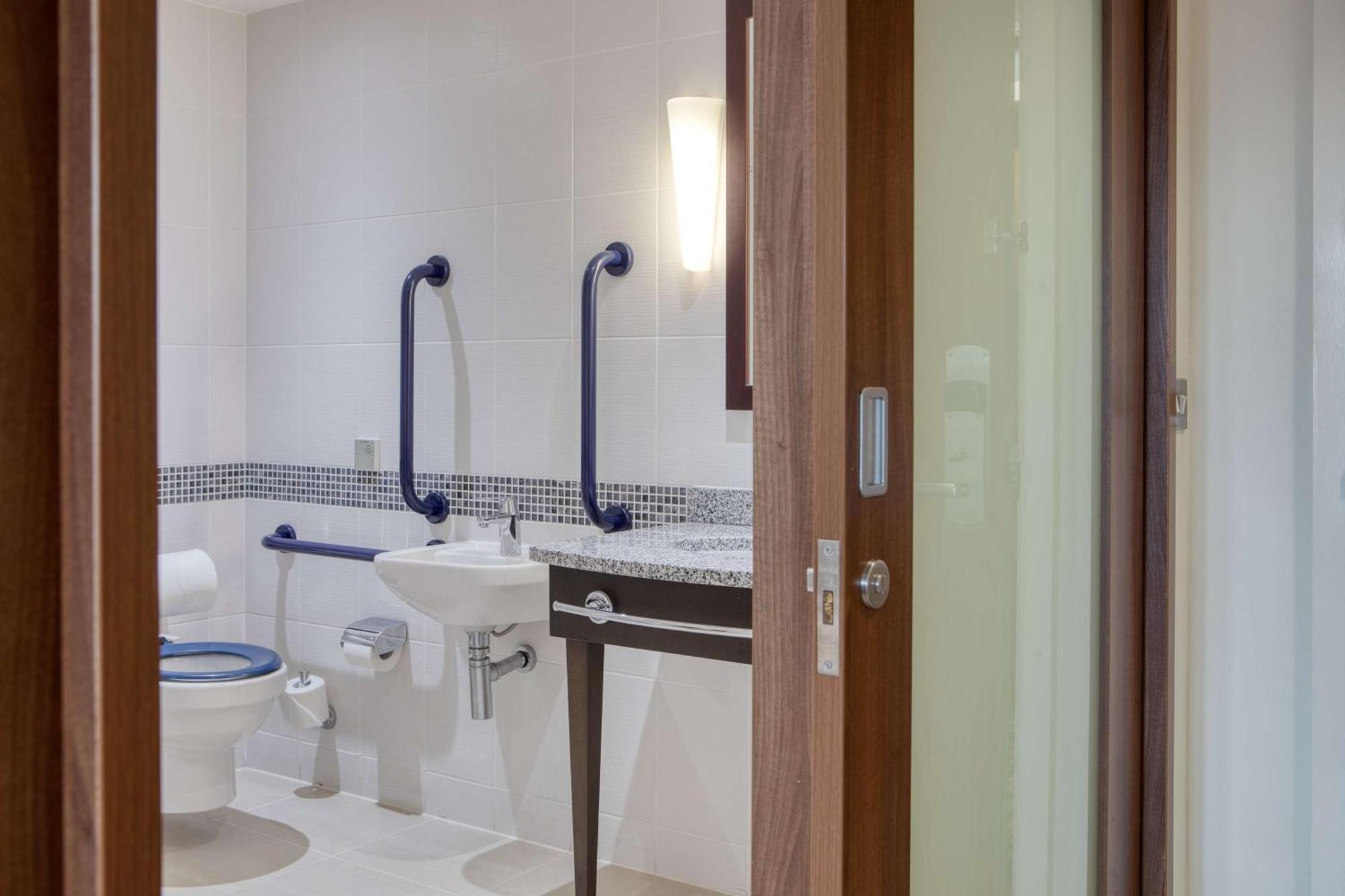 Habitación con cama grande adaptada para personas de movilidad reducida